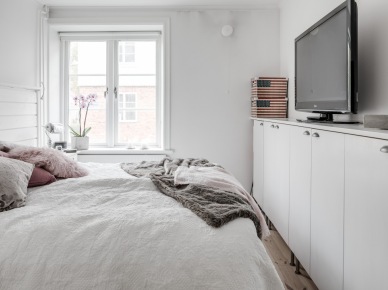 Aranżacja małej sypialni w białym kolorze z telewizorem (51696)