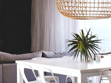 Białe krzesla Tolix,pleciona lampa bamusowa,bialy stół na kólkach i czaena ściana w aranżacji jadalni (25144)