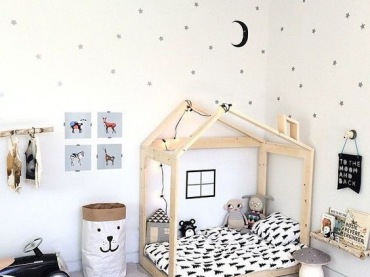 W pokoju dziecięcym rama łóżka przyjmuje kształt domku, co dodaje przytulności w królestwie malucha. Białe ściany oraz...