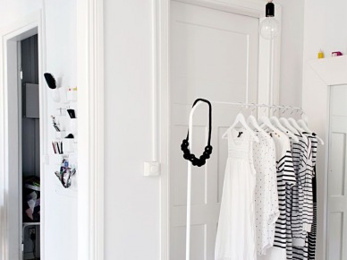 Jak przechowywać ubrania w mieszkaniu bez szafy? – LEMONIZE.ME (27671)