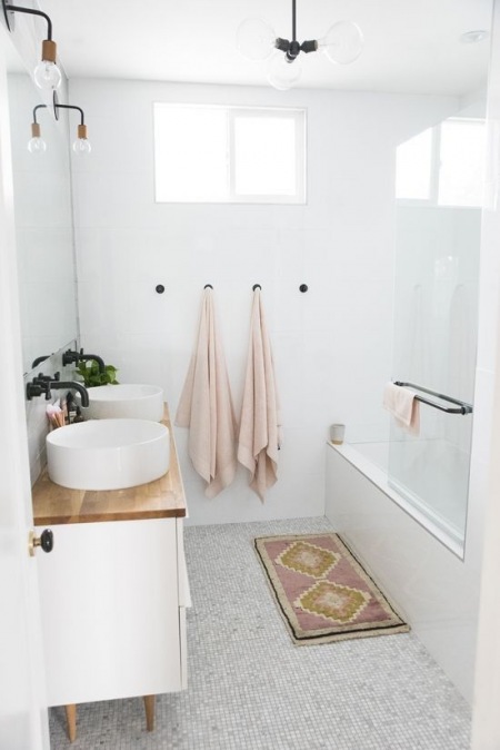 Pastelowa aranżacja łazienki z ozdobnym dywanikiem