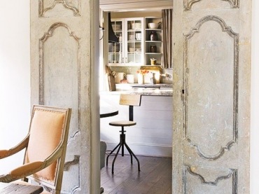 piękne  drzwi, jak wrota do raju - prowadzą do kuchni - to dobry pomysł na ukrycie kuchni i zrazem świetna dekoracja...
