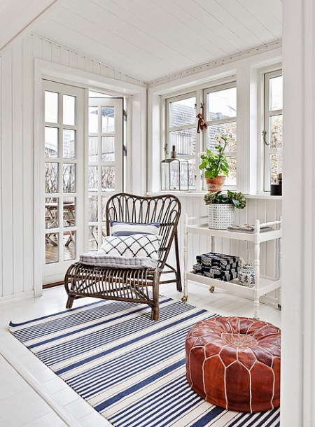 Orientalna pufa,wiklinowy fotel i dywan w biało-niebieskie paski