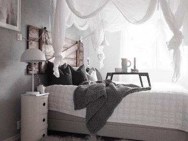 Aranżację łóżka w sypialni znacząco wzbogaca baldachim. Pozornie niedbale zawieszony dodaje wnętrzu romantycznego charakteru. Biel i szarość tworzą subtelny i łagodny...
