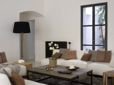Architektura studio ylab - odnowiony do perfekcji apartament w  starej dzielnicy gotyckiej Barcelony. Biały od podłogi do sufitu, czarne akcesoria i szczegóły, dywany, duże pluszowe sofy z poduszkami pokryte w neutralnych kolorach dają spokojną atmosferę, jasne i proste i...