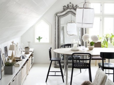 Skandynawska aranżacja rodzinnego mieszkania pod skosami w bieli, czerni i drewnie