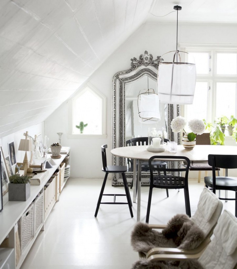Skandynawska aranżacja rodzinnego mieszkania pod skosami w bieli, czerni i drewnie (43316)