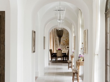 piękne wejście i korytarz w rustykalnym stylu, ale w łagodnym i subtelnym wydaniu - całość na tle nieskazitelnej bieli....