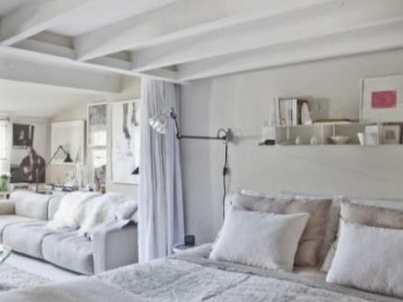 Biało-beżowa sypialnia pod antresolą z zasłonami oddzielającymi je od otwartego salonu (24954)