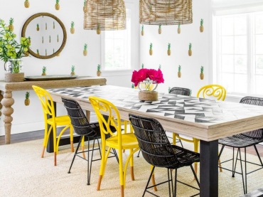 Oryginalna aranżacja jadalni bazuje na eklektycznej mieszance stylów i kolorów. Żółte krzesła zestawiono z czarnymi,...