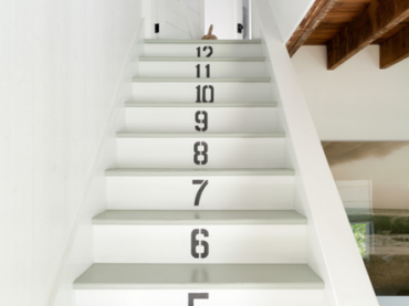 Na piętro w domu prowadzą dość oryginalne schody. Stopnie są zwyczajne, w spokojnym białym kolorze, jednak jedno...