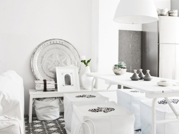 Marokańskie czarno-białe płytki na podłodze,srebrna taca matrokanska i duza biała lampa pendant nad stolem w jadalni (25645)