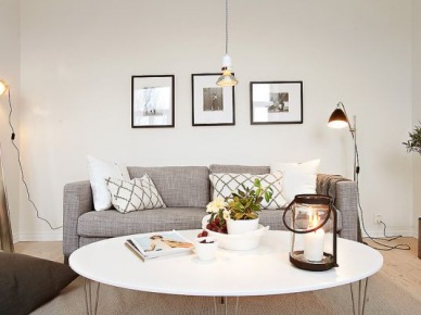 Szara sofa,żarówka na kablu i biały owalny stolik w salonie (21448)