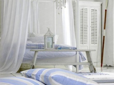 Biało-niebieska sypialnia w nadmorskim stylu (25190)