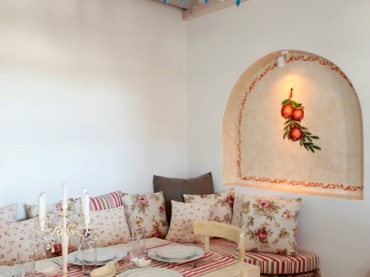 tradycyjny, letni  dom w Santorini, gdzie biel ścian rozświetlona została lazurowym i różowym kolorem. Umiarkowanie...