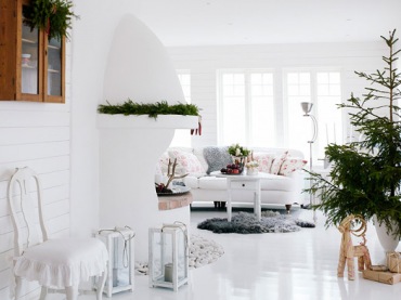 Biały salon z kominkiem w zielonej świątecznej dekoracji (19950)