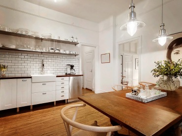 biel,cudowne drewniane deski, tradycyjny stół z drewna,prosta kuchnia biała w stylu skandynawskim ze stalowymi...