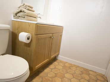 Aranżacja dość niezagospodarowanej łazienki, która po remoncie zyskuje całkiem inny charakter stylu skandynawskiego!