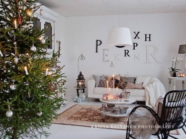 Radosna aranżacja świąteczna w stylu skandynawskim - białe tło wnętrza jest wspaniałą bazą do wyeksponowania soczystej...