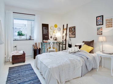 Skandynawska sypialnia z biurkiem, drabiną,wiklinową pufą i tkanym niebieskim dywanikiem (21505)