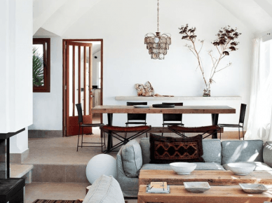Rustykalne stoły i ławy z drewna i metalu,tkane etniczne dywany i nowoczesne kanapy w salonie (25602)