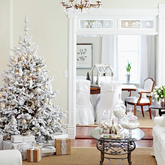 Biała dekoracja choinki świątecznej,białe aranżacje świąteczne,świąteczny stół w wykwintnej oprawie,biała zastawa stołowa na świąteczny stół,choinka w świątecznej jadalni,dekoracja świątecznego stołu,białe aranżacje świątecz