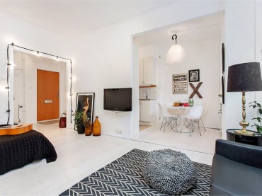 kolejny pomysł na proste urządzenie  małego mieszkania o powierzchni 37 m2 - białe wnętrze z czarnymi meblami i...