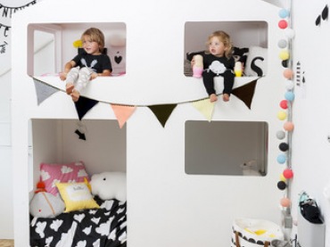 Bardzo ciekawy pomysł na miejsce do spania w pokoju dziecięcym. Konstrukcja na kształt domku wnosi nie tylko mnóstwo radości do samego wnętrza, ale praktycznie sprawdza się również podczas nocnego...