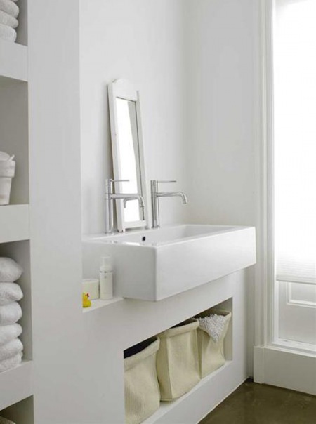 Białe murowane półki w zabudowie sciennej w łazience