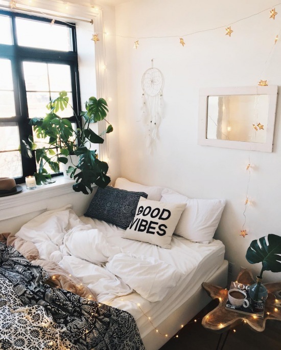 Mała biała sypialnia z dekoracją gwiazdkami