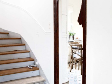 kompozycja bieli z brązem - przykład, jak umiejętnie łączyć podłogę ze schodami i dekoracją na ścianie