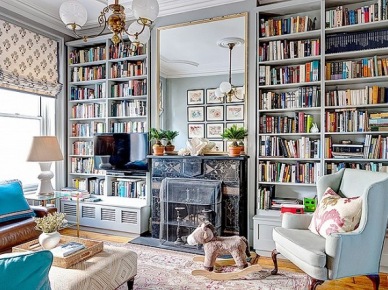 Przy ścianie z domową biblioteką ulokowany jest wygodny fotel do czytania. To samo w sobie praktyczne rozwiązanie, a jednocześnie dekoruje też pokój dzienny i zdecydowanie wzbogaca jego...