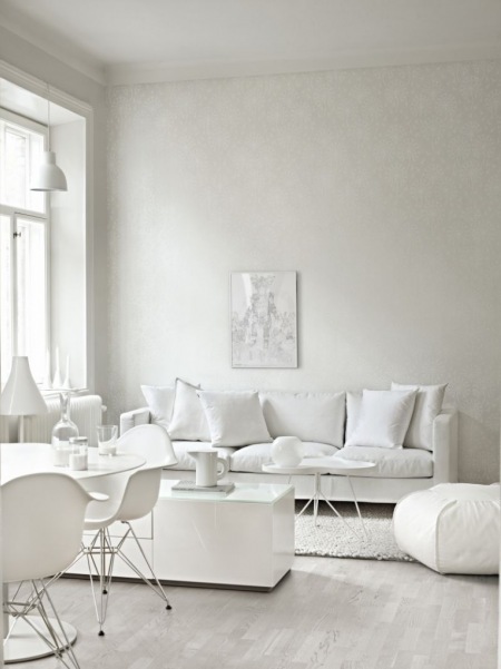 Salon w aranżacji  w białym kolorze od podłogi do sufitu