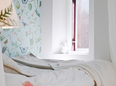 Pomysł na mini sypialnię z wesoła tapetą we wzory (20079)