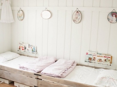 Dziecięce łóżka z drewnianych palet na kólkach (25321)