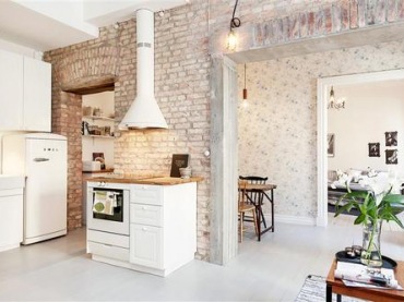 Ściana z cegieł i biała podłoga w aranżacji kuchni (42127)