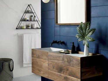 W aranżacji łazienki całą uwagę przykuwa do siebie kolorowa ściana. Wrażenie, jakie tworzy, czy raczej jej energię...