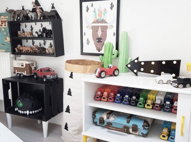 Białe i czarne meble oraz kolorowe zabawki w pokoju dziecięcym (52609)