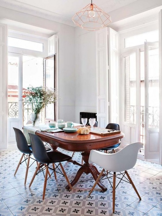 Jadalnia w eklektycznym stylu z drewnianym stołem