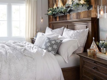 W sypialni zastosowano dość skromne dekoracje. Poduszka z motywem śnieżynek wprowadza przyjemny zimowy klimat. Podobnie...