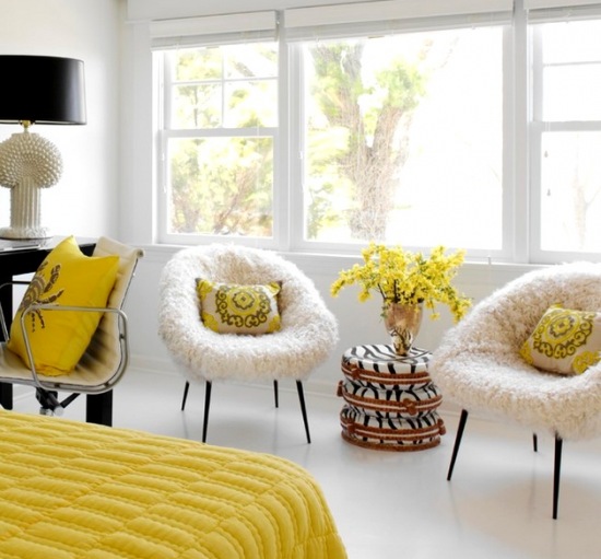 Biało-żółta sypialnia,żółty kolor we wnętrzach,żółty kolor na scianie,żółte akcenty w mieszkaniu,jak dekorować dom w żółtym kolorze,jak używać żółtego koloru,żółte dekoracje i dodatki do wnętrz,co pasuje do żółtego kolor