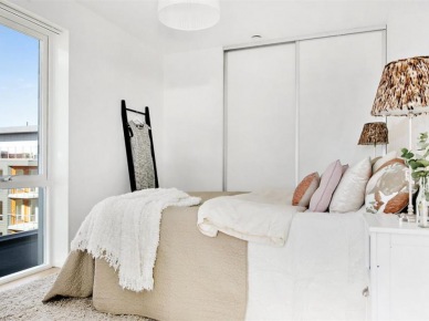 Biała minimalistyczna sypialnia w skandynawskim   stylu z pastelowymi dodatkami w kolorach ziemi (28429)