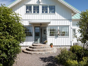 biały domek w śnieżnobiałej aurze w Szwecji - to powrót do dwudziestych lat XX wieku, kiedy ten dom  powstał. Po gruntownym remoncie zyskał przede wszystkim nowy biały kolor. Tu prawie wszystko jest białe, łącznie z meblami, a dzięki powiększeniu okien stał się jedna wielką werandą pełną ciepła i uroku. Dom wygląda , jakby tu trwały wieczne wakacje...