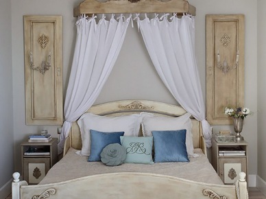 Ozdony baldachim w stylu prowansalskim,drewniane stylowe łóżko z bielonego drewna,niebieskie poduszki i ozdobne panele francuskie z drewna (24140)