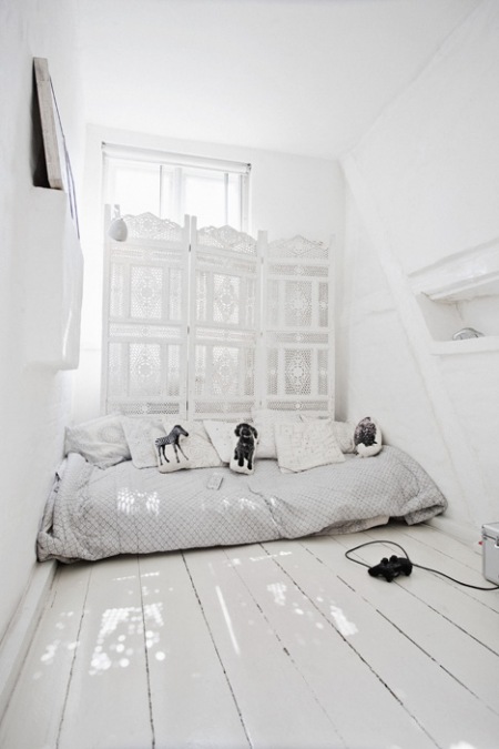 Biały ażurowy parawan w marokańskim stylu w białej sypialni