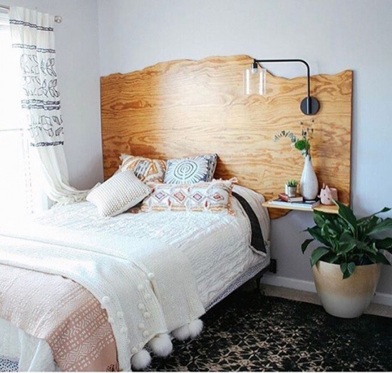 Oryginalne wezgłowie z drewna w małej sypialni