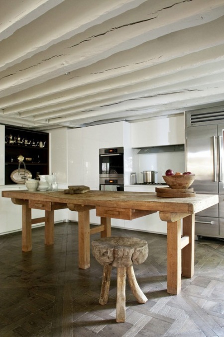 Rzemieślniczy stół w nowoczesnej , białej kuchni