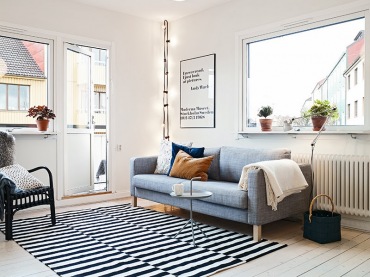 typowe mieszkanie w białej aranżacji w stylu skandynawskim - białe meble z drewna, białe ściany, proste formy mebli i...