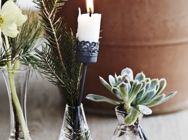 Małe dekoracje świąteczne w szklanych wazonach z igliwia i świeczek (20481)