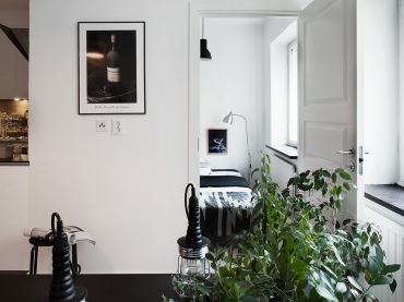 kolejny pomysł na małe mieszkanie w czarnym i białym kolorze - to skandynawska aranżacja, dosyć ascetyczna, surowa, ale...